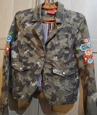 Americana militar con bordados