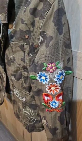 Americana militar con bordados