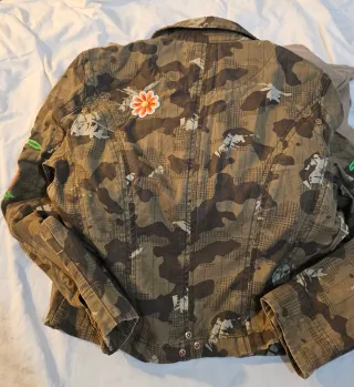 Americana militar con bordados