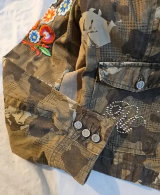 Americana militar con bordados