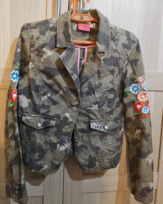 Americana militar con bordados