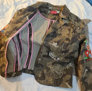 Americana militar con bordados