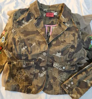 Americana militar con bordados