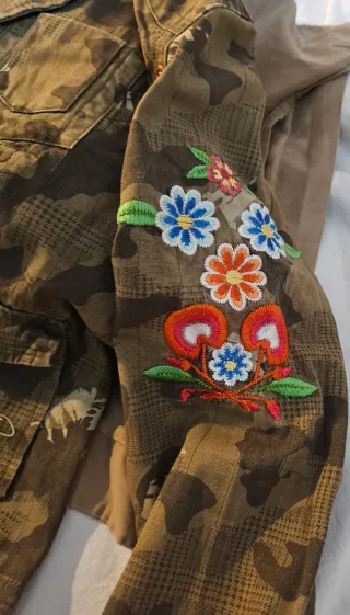 Americana militar con bordados