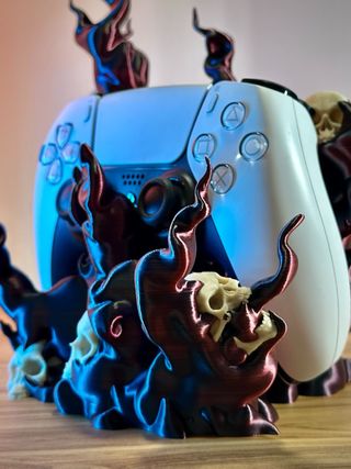Soporte mando PS5 calaveras y llamas