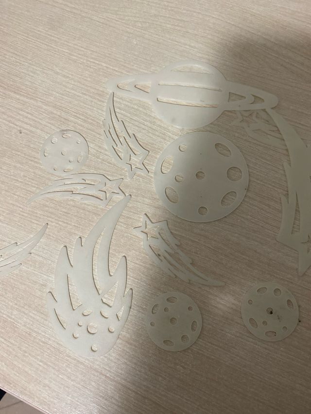 Figuras espaciales que brillan en la oscuridad