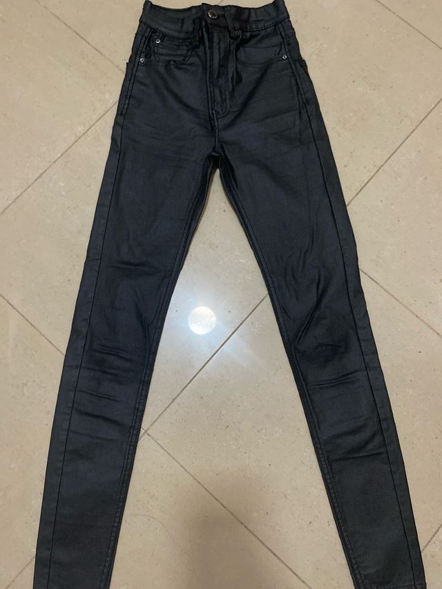 Pantalón efecto piel negro