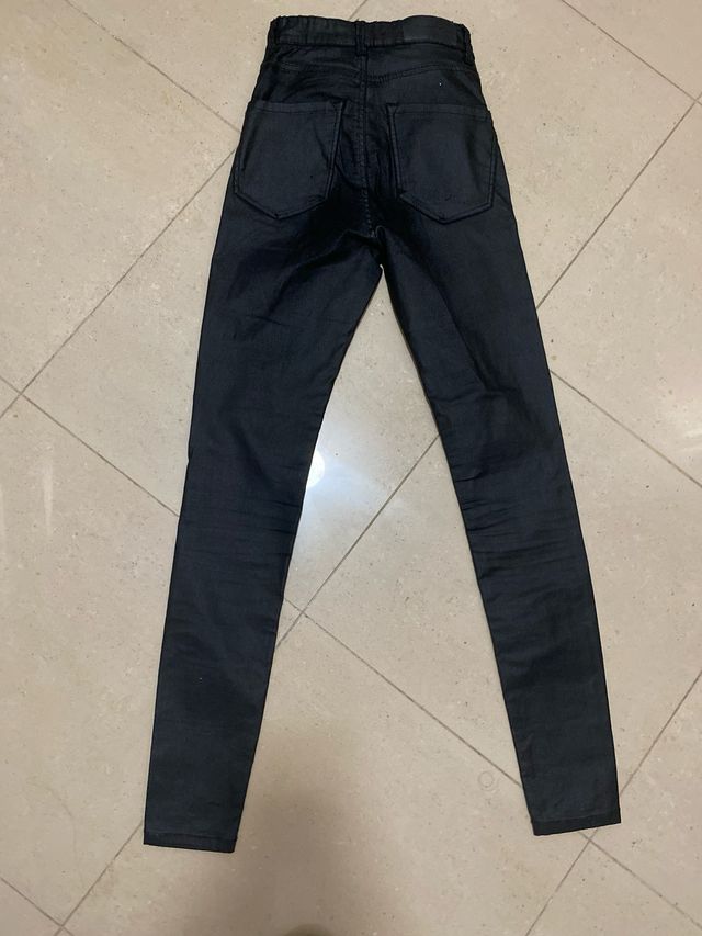 Pantalón efecto piel negro