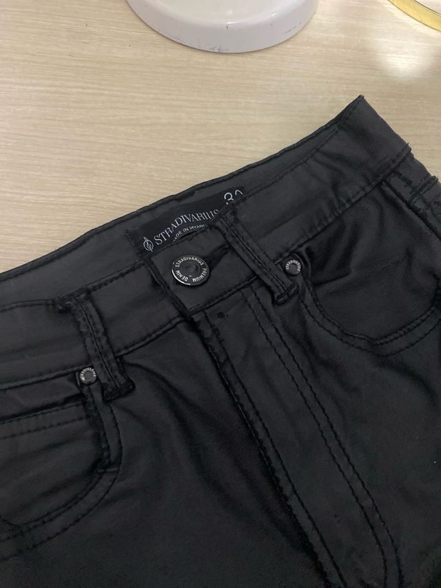 Pantalón efecto piel negro