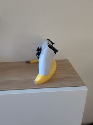 Soporte mando PS5 Banana