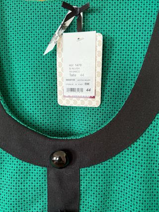 Vestido verde con lunares negros