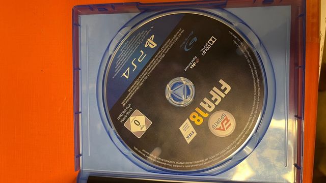 PS4 + 3 mandos + FIFA 18 y 21