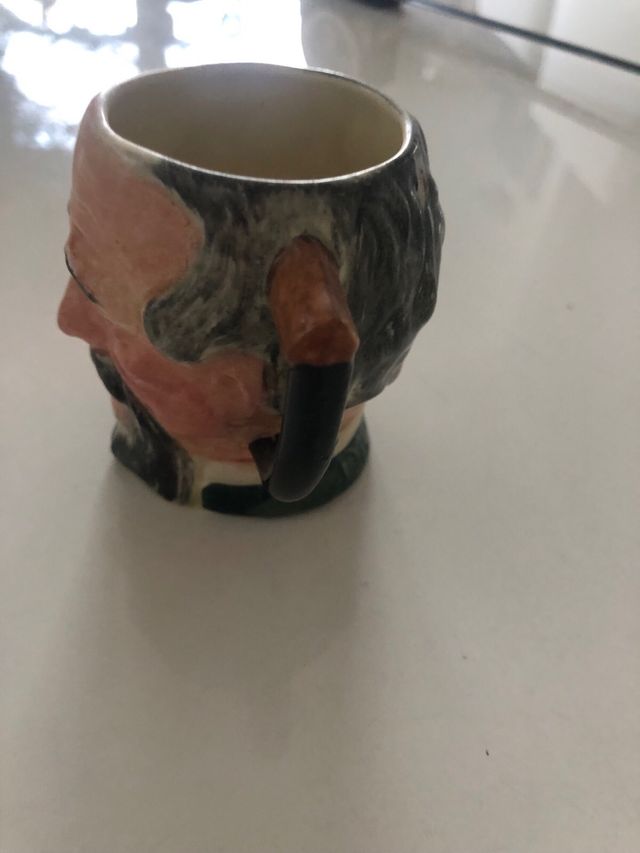 Jarra de porcelana con cara