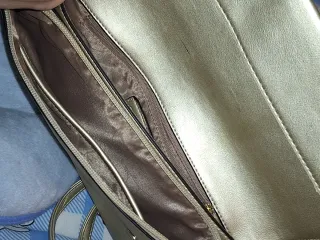 Bolso de mano dorado con tachuelas