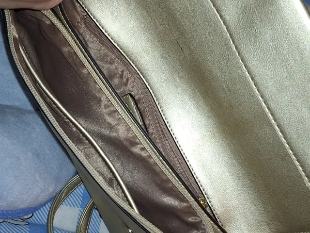 Bolso de mano dorado con tachuelas