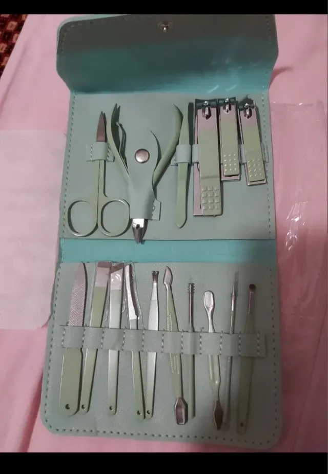 Kit de manicura completo verde y plateado