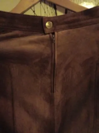 Falda de piel de ovina marrón corta con forro.