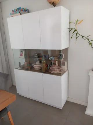 Vitrina de comedor moderna.