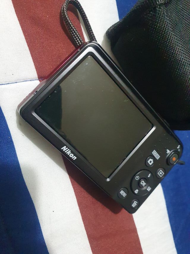 Cámara Digital Nikon Coolpix Roja