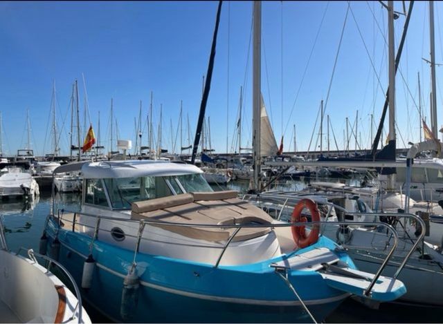 Barco azul y blanco en puerto