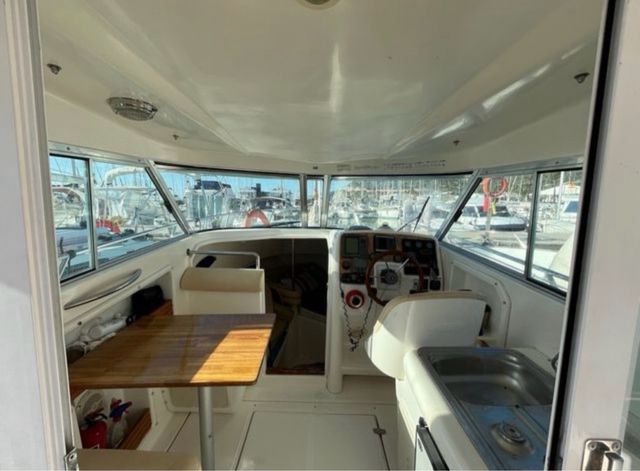 Barco azul y blanco en puerto