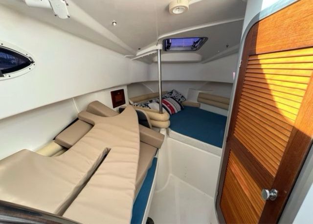 Barco azul y blanco en puerto