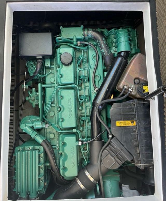 Barco azul y blanco en puerto