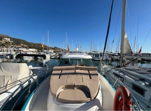 Barco azul y blanco en puerto