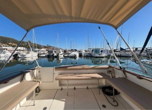 Barco azul y blanco en puerto