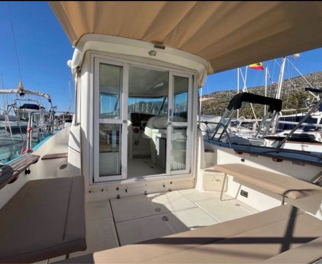 Barco azul y blanco en puerto