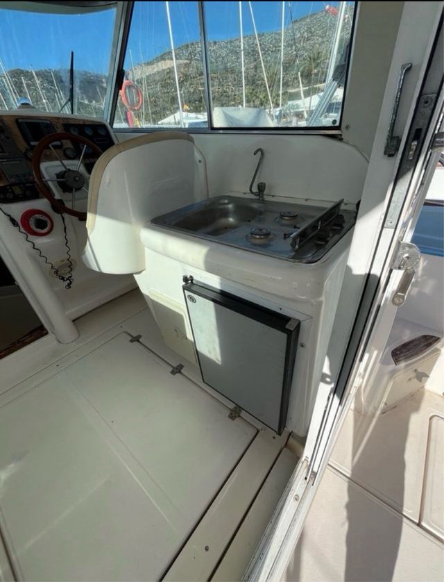 Barco azul y blanco en puerto