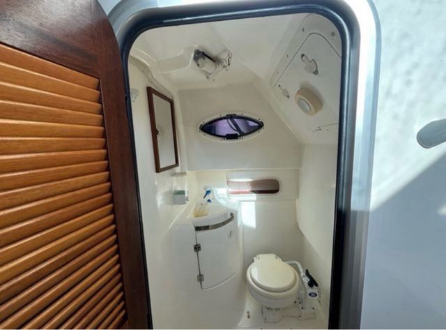 Barco azul y blanco en puerto