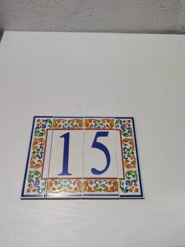 Número 15 de porcelana decorado