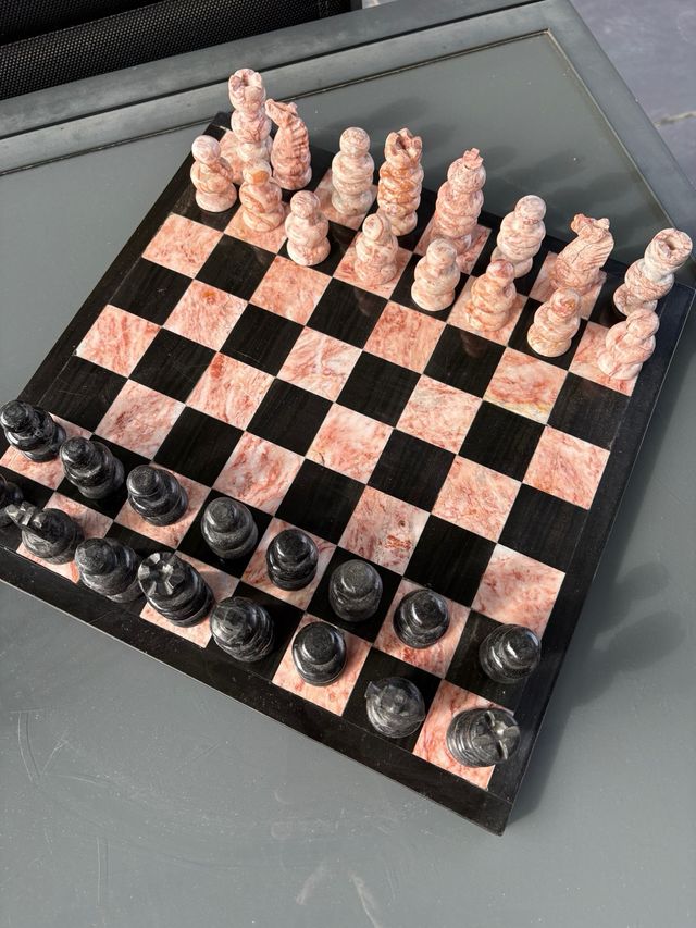 Juego de ajedrez de piedra