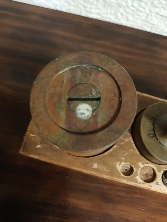 Antiguo taco de madera con pesas