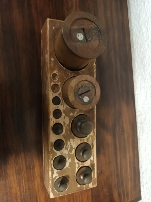 Antiguo taco de madera con pesas