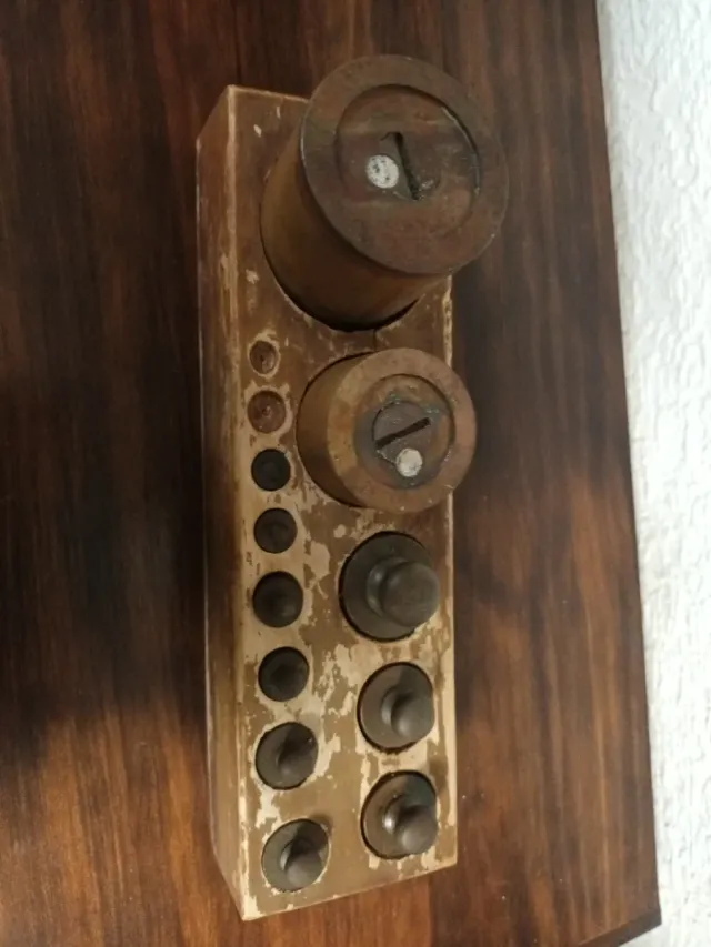 Antiguo taco de madera con pesas