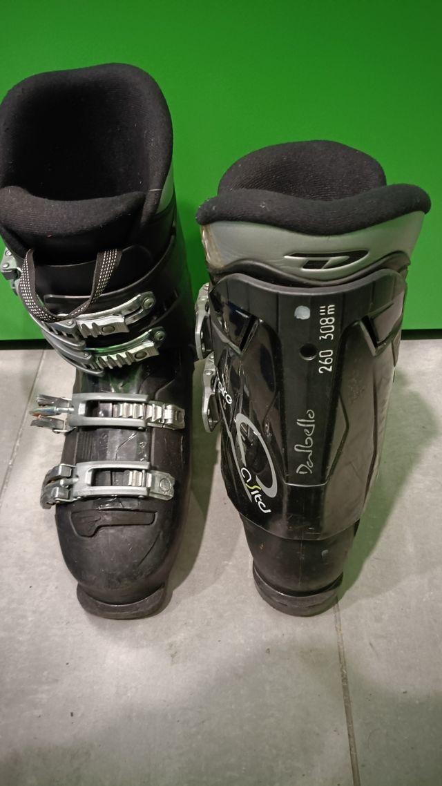 Botas de esquí negras con hebillas