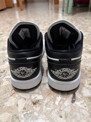 Scarpe Jordan nere e bianche, taglia 38