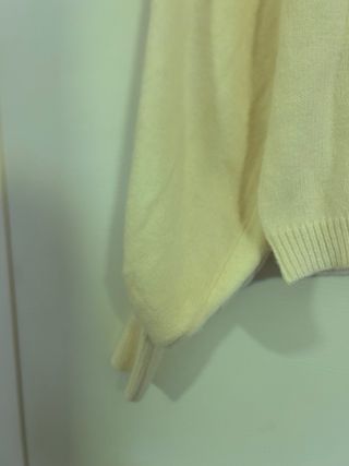 Maglione giallo con  manica a sbuffo