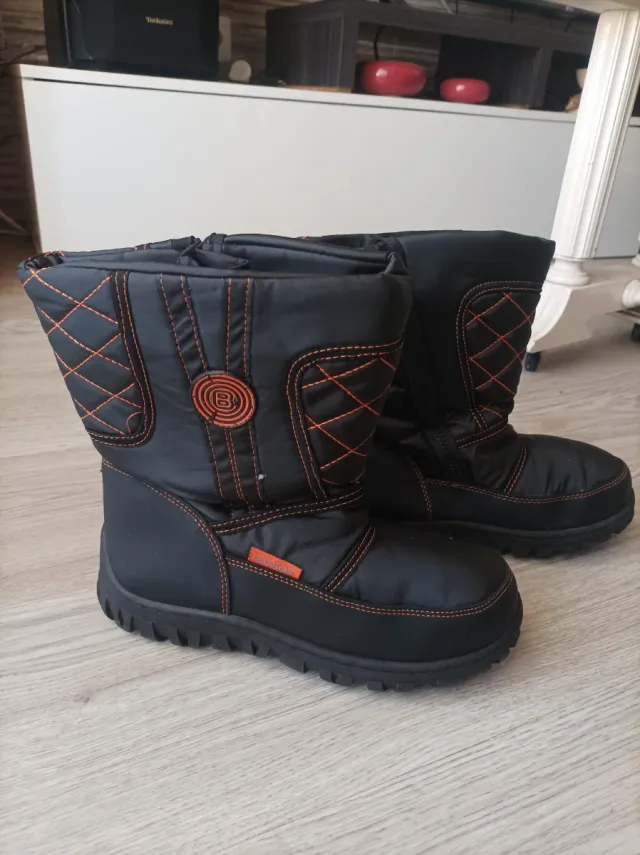 Botas de nieve negras y naranjas