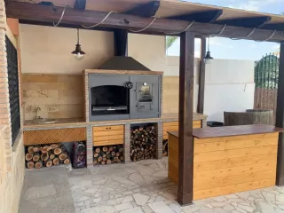 Barbecue a legna in metallo grigio