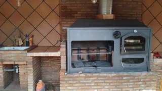 Barbecue a legna in metallo grigio