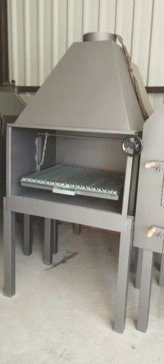 Barbecue a legna in metallo grigio