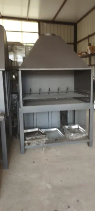 Barbecue a legna in metallo grigio