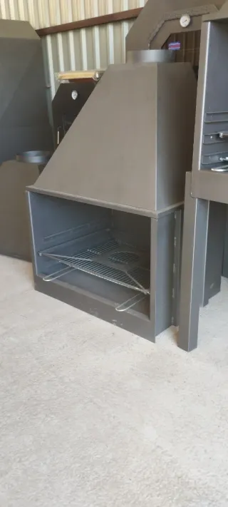 Barbecue a legna in metallo grigio