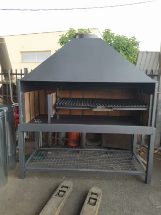 Barbecue a legna in metallo grigio