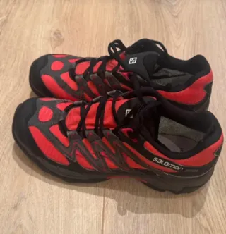 Zapatillas Salomon Trail Running Negras y Rojas