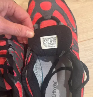 Zapatillas Salomon Trail Running Negras y Rojas