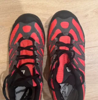 Zapatillas Salomon Trail Running Negras y Rojas